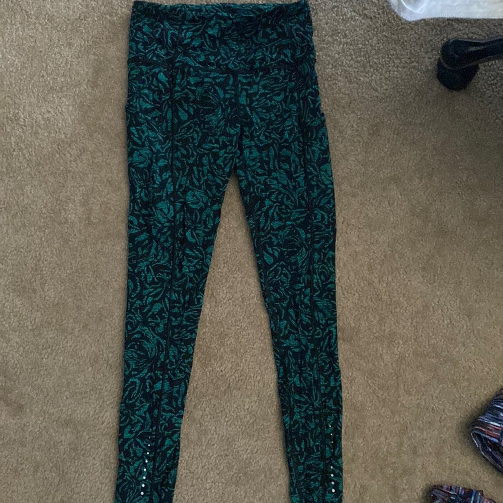 Lululemon fast and free tight size 4 barely worn green and black